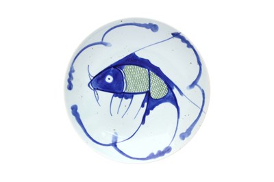 Lot 52 - A CHINESE BLUE AND WHITE 'FISH' DISH
