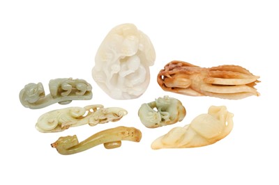 Lot 539 - SEVEN CHINESE JADE AND HARDSTONE CARVINGS