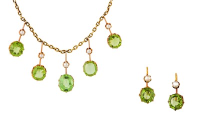 Lot 60 - A PERIDOT AND SEED PEARL NECKLACE AND EARRING SUITE