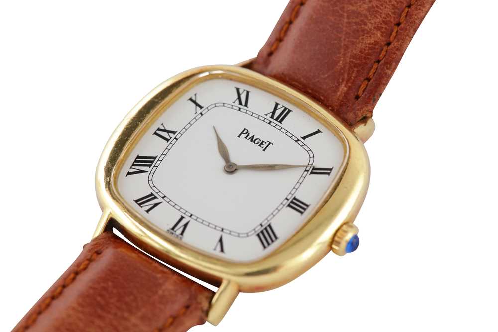 Lot 350 - PIAGET. AN 18K GOLD CASED WRISTWATCH