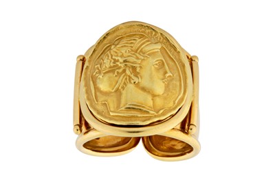 Lot 157 - A RING WITH A COIN