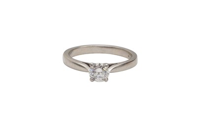 Lot 5 - A DIAMOND SOLITAIRE RING