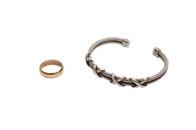Lot 11 - A GOLD BAND AND A BANGLE