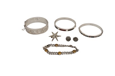 Lot 6 - A GROUP OF SILVER AND COSTUME JEWELLERY
