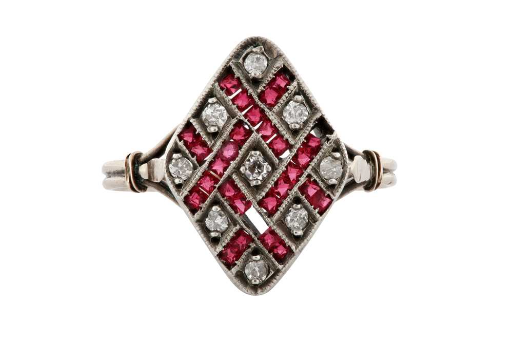 Lot 17 - A DIAMOND AND RED STONE RING