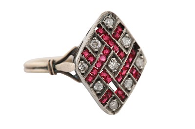 Lot 17 - A DIAMOND AND RED STONE RING