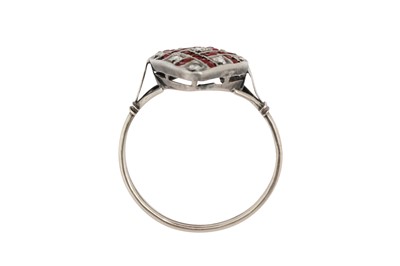 Lot 17 - A DIAMOND AND RED STONE RING