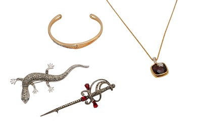 Lot 19 - A MIXED GROUP OF JEWELLERY ITEMS
