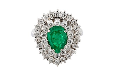 Lot 67 - AN EMERALD AND DIAMOND CLUSTER RING