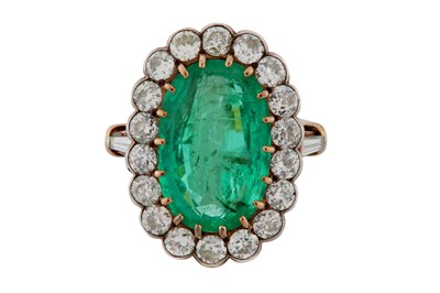 Lot 63 - AN EMERALD AND DIAMOND CLUSTER RING