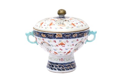 Lot 67 - A CHINESE FAMILLE-ROSE 'CRANES' TAZZA AND COVER