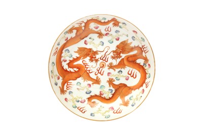 Lot 303 - A CHINESE FAMILLE-ROSE 'DRAGONS' DISH