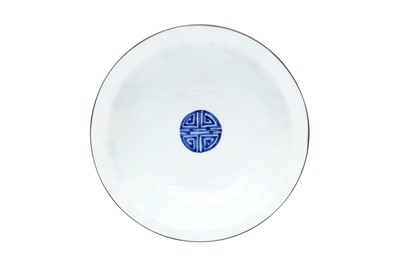 Lot 10 - A CHINESE BLUE AND WHITE 'IMMORTALS' DISH
