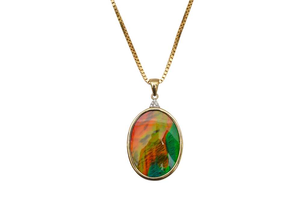 Lot 19 - A 9CT GOLD AMMOLITE-TRIPLET PENDANT NECKLACE