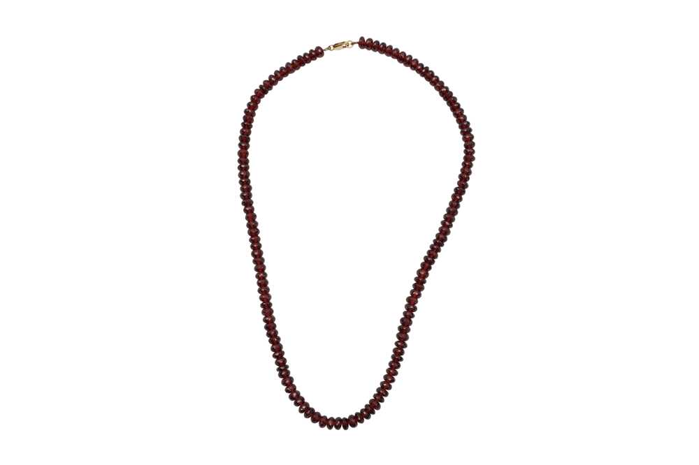 Lot 15 - A GARNET BEADED NECKLACE