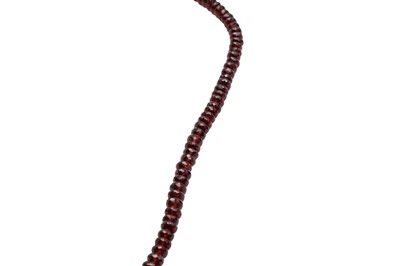 Lot 15 - A GARNET BEADED NECKLACE