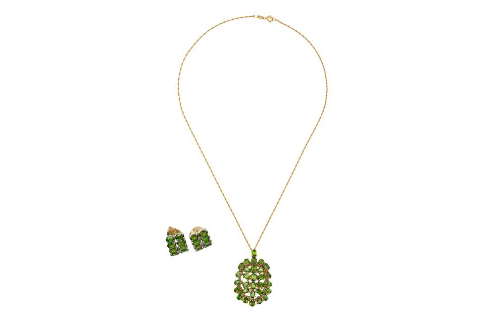 Lot 21 - A 9CT GOLD DIOPSIDE PENDANT NECKLACE AND EARRINGS