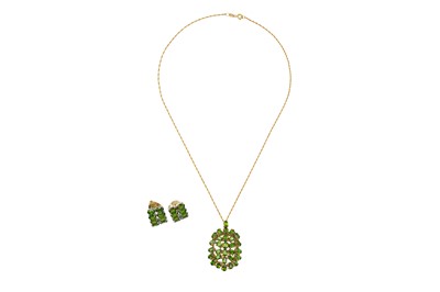 Lot 52 - A 9CT GOLD DIOPSIDE PENDANT NECKLACE AND EARRINGS