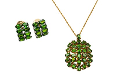 Lot 21 - A 9CT GOLD DIOPSIDE PENDANT NECKLACE AND EARRINGS