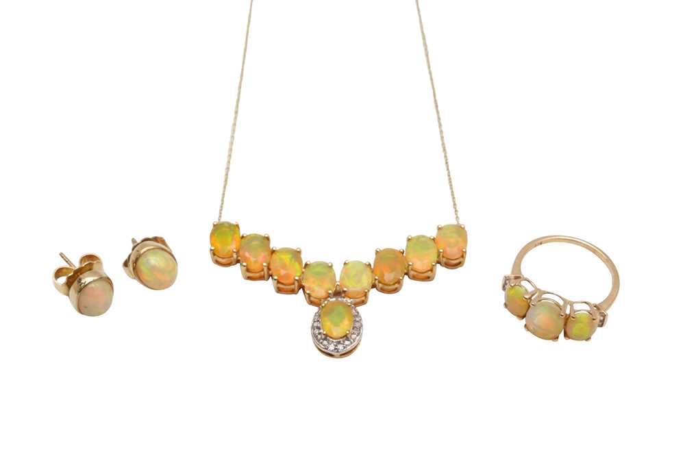 Lot 41 - A YELLOW FIRE OPAL NECKLACE, A RING, AND A PAIR OF EARRINGS