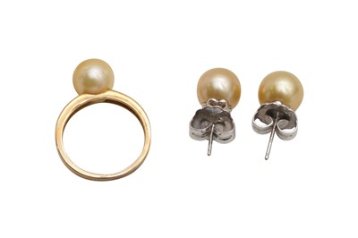 Lot 24 - A YELLOW PEARL RING AND A PAIR OF EARRINGS