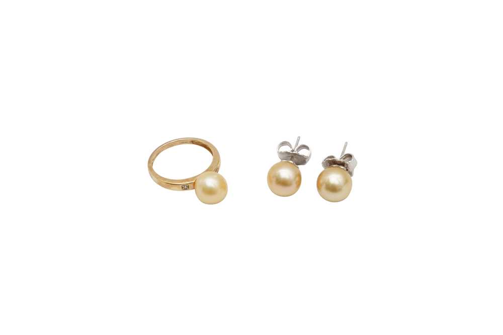 Lot 6 - A YELLOW PEARL RING AND A PAIR OF EARRINGS