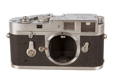 Lot 184 - A Leica M2 Lever Rewind Rangefinder Camera Body