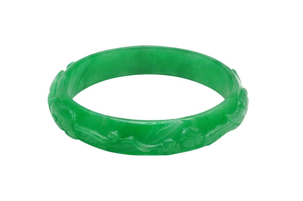 Lot 18 - A JADE BANGLE