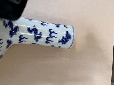 Lot 452 - A CHINESE BLUE AND WHITE 'DRAGONS' VASE