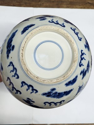 Lot 452 - A CHINESE BLUE AND WHITE 'DRAGONS' VASE