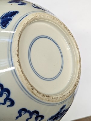 Lot 31 - A CHINESE BLUE AND WHITE 'DRAGONS' VASE