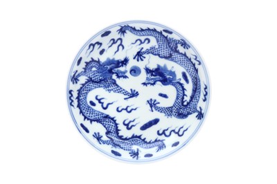 Lot 51 - A CHINESE BLUE AND WHITE 'DRAGONS' DISH