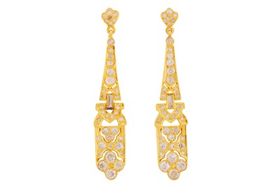 Lot 202 - A PAIR OF DIAMOND PENDENT EARRINGS