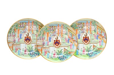 Lot 39 - A SET OF THREE CHINESE EXPORT ARMORIAL DISHES, BEARING THE ARMS OF WIGHT OR BRADLEY