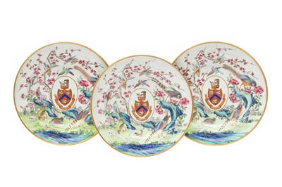 Lot 87 - A SET OF THREE CHINESE EXPORT ARMORIAL DISHES, BEARING THE ARMS OF WIGHT OR BRADLEY