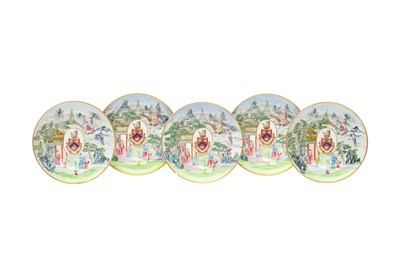 Lot 86 - A SET OF FIVE CHINESE EXPORT ARMORIAL DISHES, BEARING THE ARMS OF WIGHT OR BRADLEY
