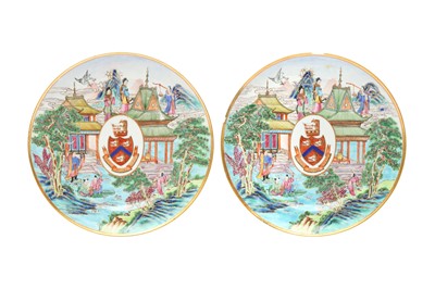 Lot 47 - A SET OF TWO CHINESE EXPORT ARMORIAL DISHES, BEARING THE ARMS OF WIGHT OR BRADLEY