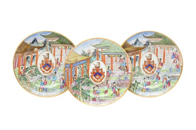 Lot 73 - A SET OF THREE SMALL CHINESE EXPORT ARMORIAL DISHES, BEARING THE ARMS OF WIGHT OR BRADLEY