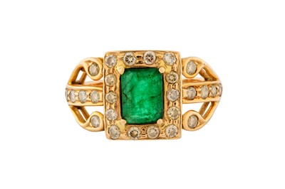 Lot 55 - AN EMERALD AND DIAMOND RING