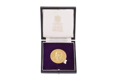 Lot 94 - A CASED 22CT SIR WINSTON CHURCHILL COMMEMORATIVE MEDAL