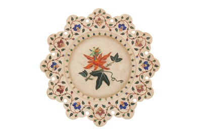 Lot 172 - A 19TH CENTURY NORTH INDIAN AGRA MARBLE PIETRA DURA DISH