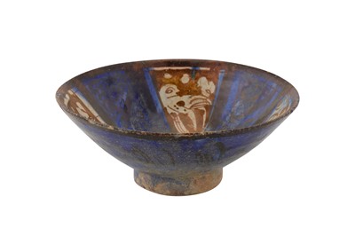 Lot 50 - A FINE 13TH CENTURY PERSIAN KASHAN COPPER LUSTRE AND COBALT BLUE GLAZED POTTERY BOWL