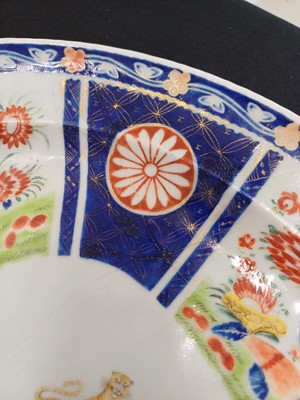Lot 476 - A CHINESE EXPORT ARMORIAL OVAL DISH FOR THE INDIAN MARKET