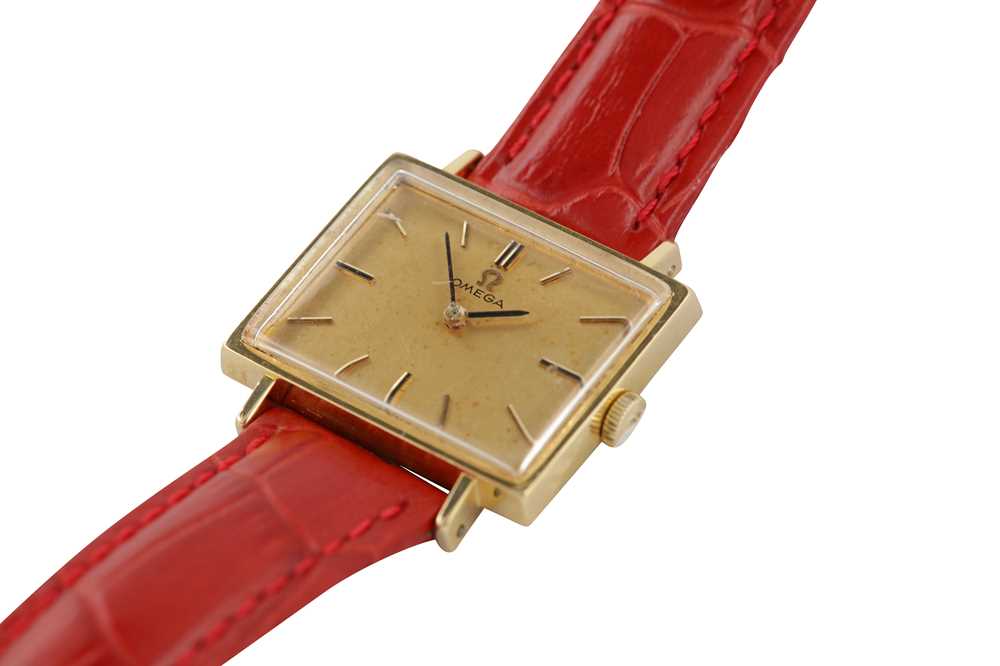 Lot 373 - OMEGA. 18CT GOLD DRESS WATCH