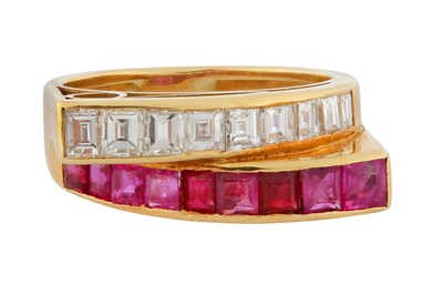 Lot 117 - A RUBY AND DIAMOND CROSS-OVER RING