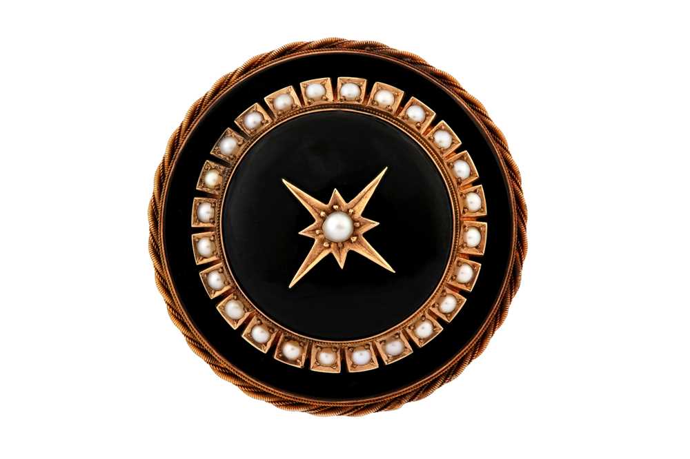 Lot 6 - AN ONYX AND SEED PEARL MOURNING BROOCH