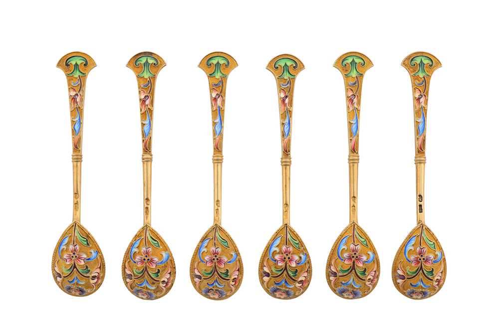 Lot 220 - A set of six Nicholas II early 20th century Russian cloisonné enamel and 84 zolotnik silver gilt teaspoons, Moscow post-1908 by Maria Semenova