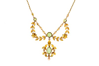 Lot 48 - A PERIDOT AND SEED PEARL NECKLACE