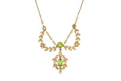Lot 48 - A PERIDOT AND SEED PEARL NECKLACE