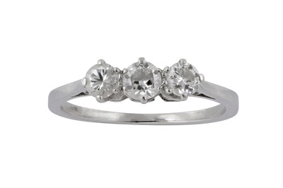 Lot 220 - A DIAMOND THREE-STONE RING